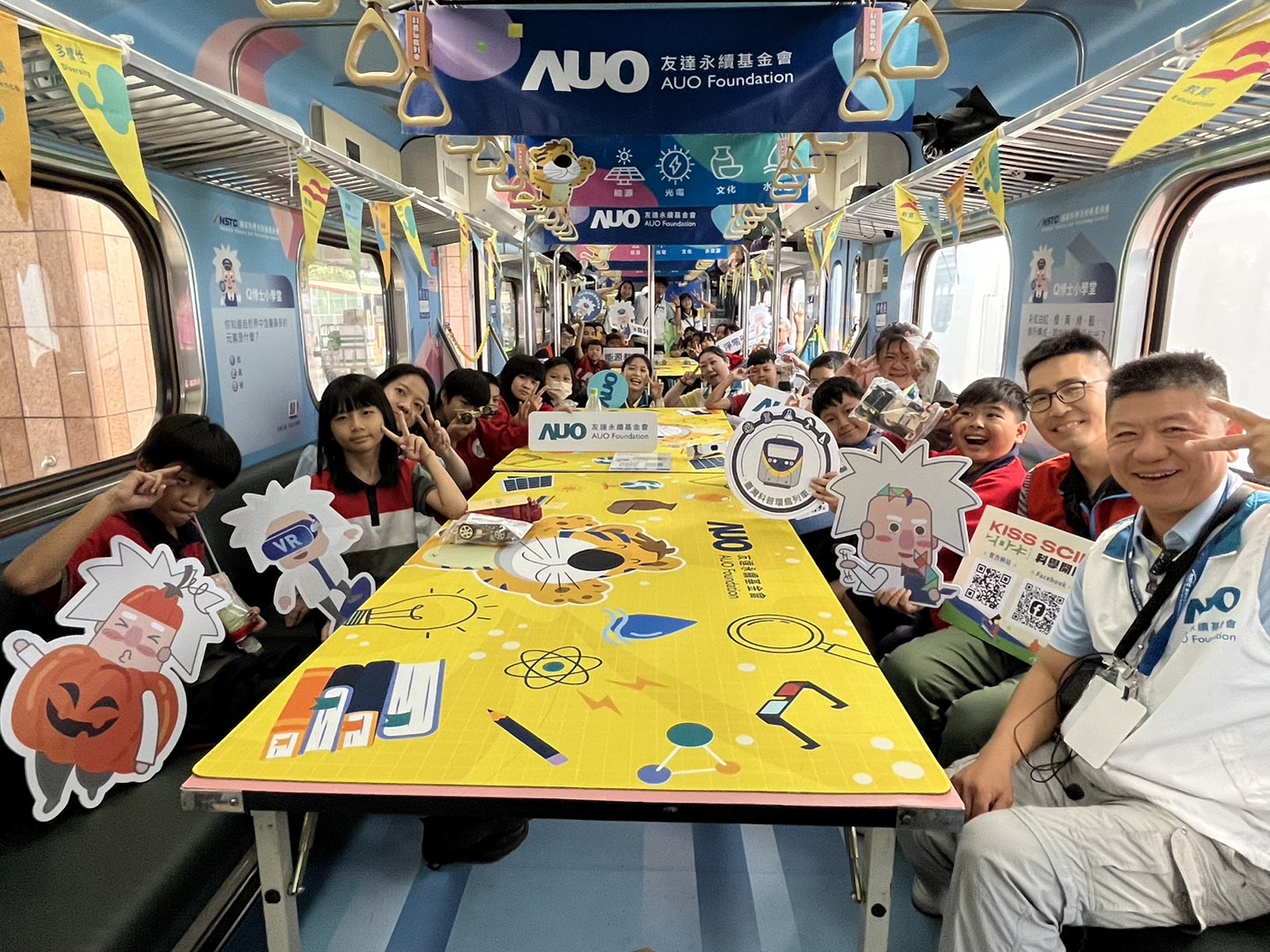 友達永續基金會參與「臺灣科普環島列車」，設計基礎科學車廂課程，以「淨零碳排和永續能源」為主題，讓學生透過創意實驗認識淨零知識，以及思考生活中的減碳行為