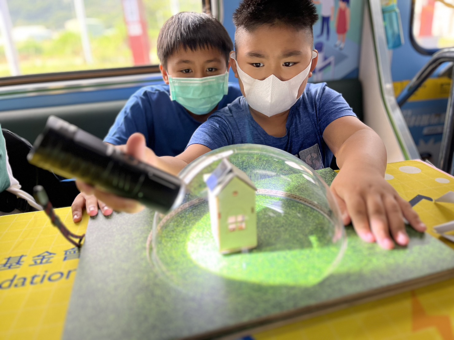 友達參與基礎科學主題車廂，以STEAM教學精神，設計「逐日科學家」、「太陽能工程師」以及「淨零建築師」三大能源科普課程和實驗