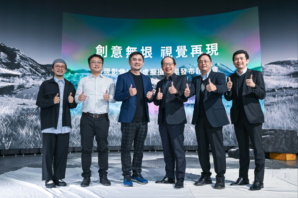 友達光電與再現影像攜手，於中影製片廠建置全台首座提供嶄新一站式整合服務的LED虛擬製作攝影棚（圖左至右：再現影像視覺總監郭憲聰、再現影像營運總監黃棨雋、再現影像藝術總監與導演紀柏舟、友達光電技術長廖唯倫、友達光電系統設計製造服務事業總部副總經理曾天龍、友達光電系統產品事業資深處長蘇聖倫）