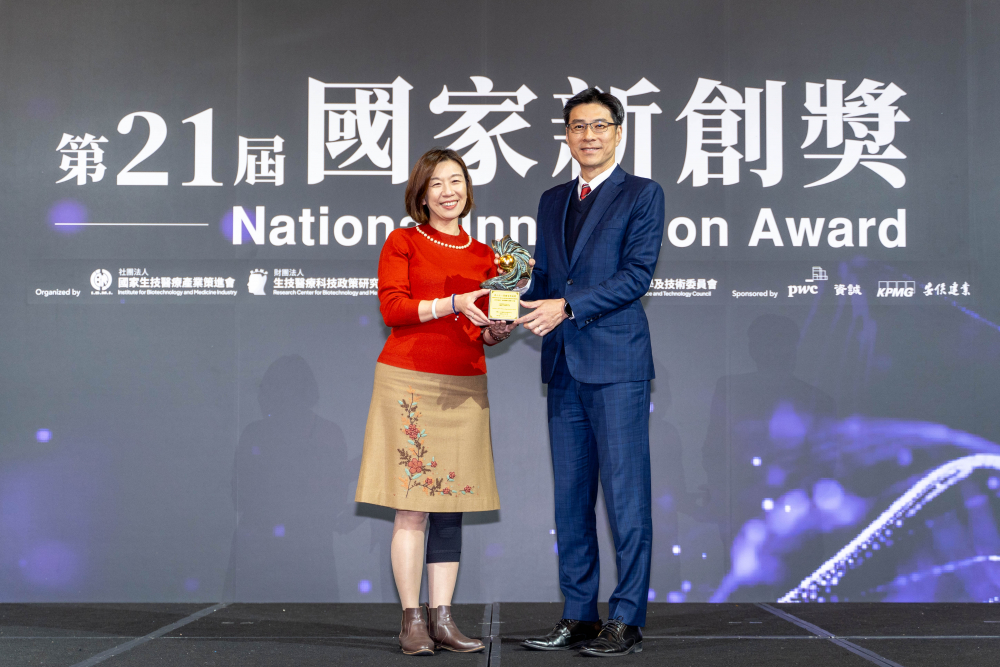 友達旗下子公司友達耘康與達擎分別以「中醫數位化檢測解決方案」及「寬視角3D醫療顯示器」獲得第二十一屆國家新創獎「智慧醫療與健康科技」類別的「企業新創獎」與「國家新創精進獎」兩項殊榮。圖左為衛生福利部政務次長林靜儀、圖右為友達光電智慧醫療事業群總經理廖世宏