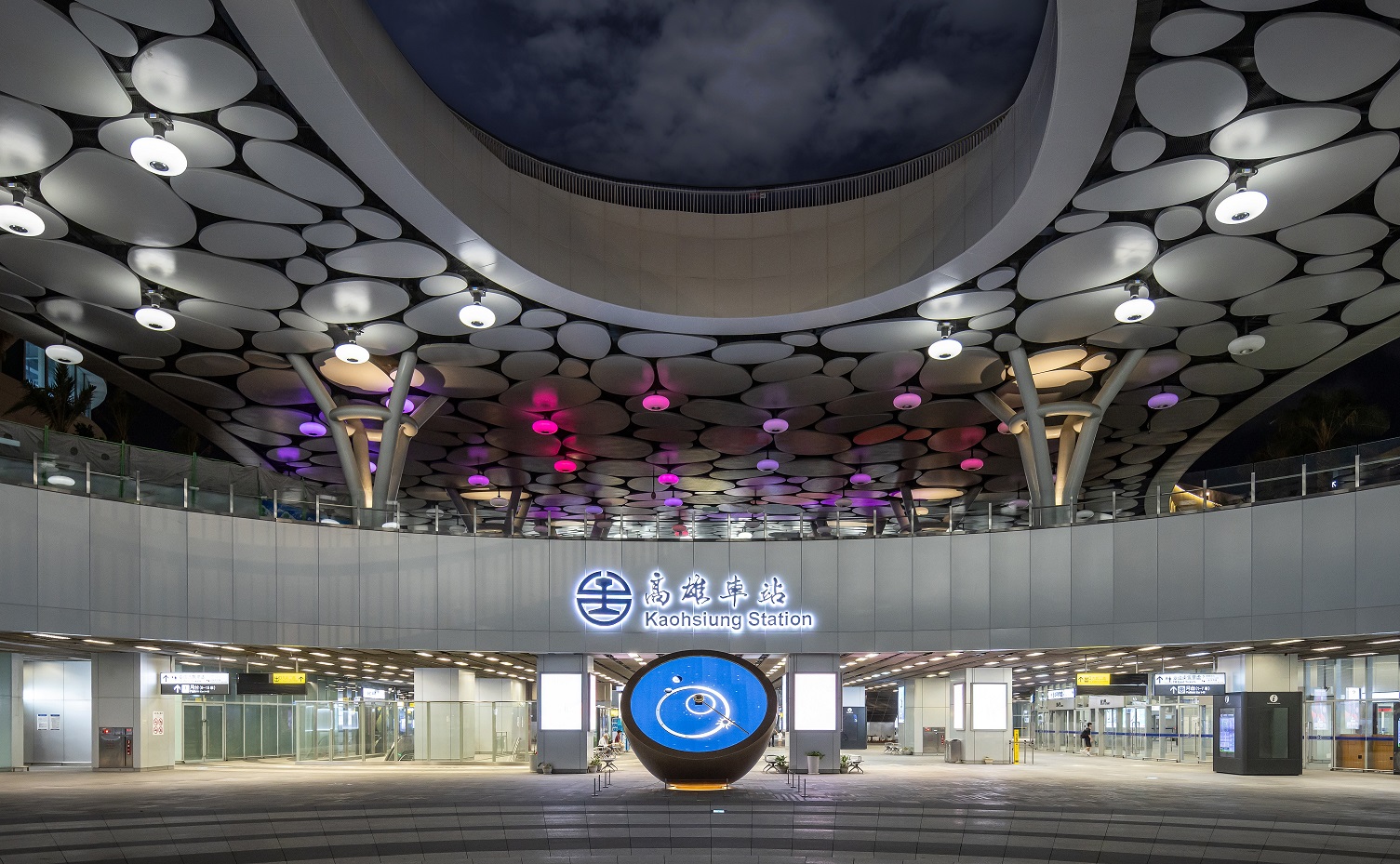 創利空間參與《高雄車站共感空間》公共藝術計畫，擔任視覺科技整合夥伴。於「看時間」天文鐘作品中提供技術指導，整合圓形LED鐘面與鐘體結構，在時間、天象星盤與空間氛圍間生動展演